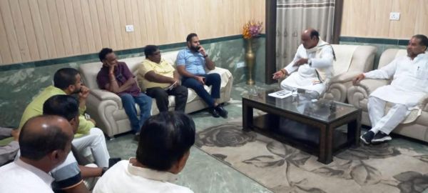 लोकल ट्रेन बंद होने पर भड़के राजस्व मंत्री