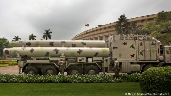 दुनिया का रक्षा खर्च पहली बार 20 खरब डॉलर को पार