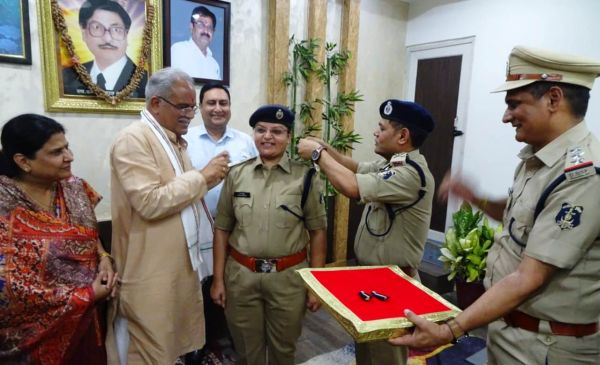 पदोन्नत होकर डीआईजी बनीं पारुल माथुर, सीएम ने लगाया बैज, दी बधाई