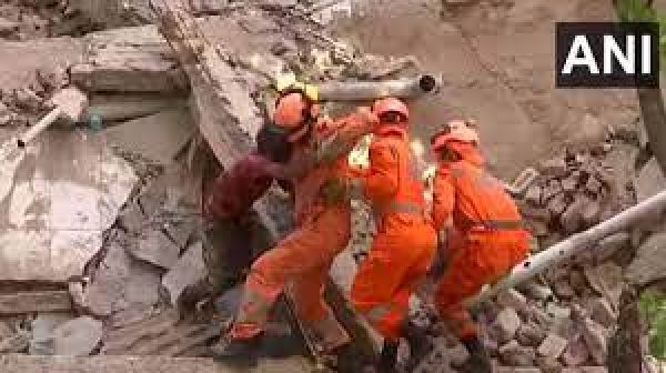 दिल्ली में गिरी इमारत के मलबे में फंसे पांच मजदूरों निकाला गया, दो की मौत