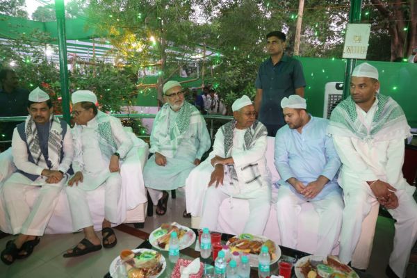 नीतीश कुमार का राबड़ी देवी के यहाँ इफ़्तार पर जाना, क्या महज़ फोटो-ऑप था?