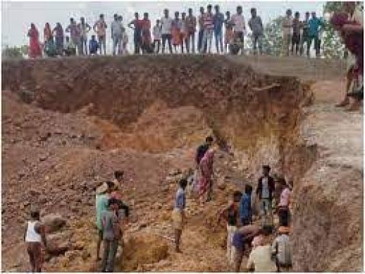  मिट्टी की खदान धंसने से दो महिलाओं की मौत