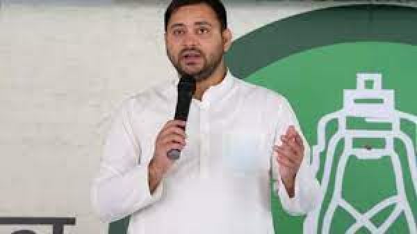 200 सीटों पर ध्यान केंद्रित करने की तेजस्वी की सलाह पर कांग्रेस और राजद के नेता ट्विटर पर भिड़े