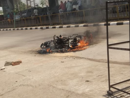 चलती बाइक में लगी आग