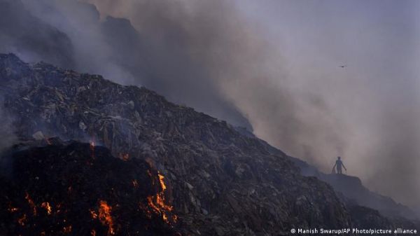 दिल्ली: लैंडफिल साइट पर आफत की आग के बाद धुएं से लोग परेशान