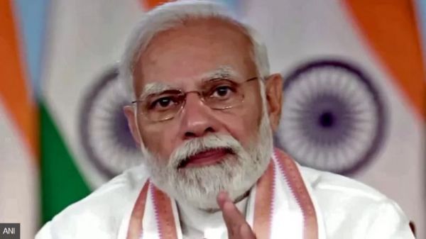 मोदी की आपस में टकरातीं ये दो चुप्पियाँ