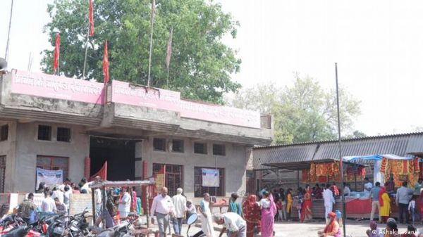 मंदिर के अतिक्रमण के चलते आ गई रेलवे स्टेशन को बंद करने की नौबत