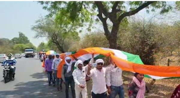 हाथों में तिरंगा लिए  मनरेगा कर्मी नियमितीकरण का वादा याद दिलाने दंतेवाड़ा से पैदल आ रहे