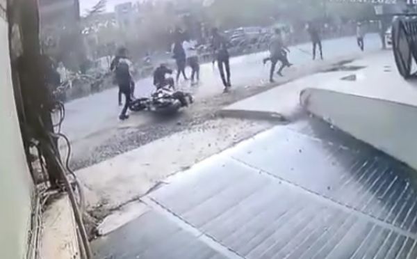 रास्ता रोक इंजीनियरिंग छात्र से मारपीट, वीडियो वायरल होने पर पुलिस ने दर्ज किया अपराध