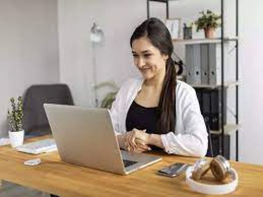 भारत में कम महिलाएँ खोज रही हैं नौकरियाँ, क्या है वजह?