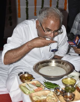मुख्यमंत्री बघेल ने श्रमिकों के साथ बैठकर बोरे-बासी खाया