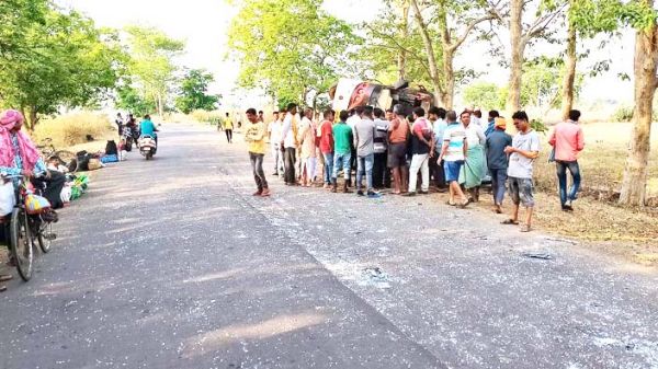 झपकी, बस पलटने से 30 घायल