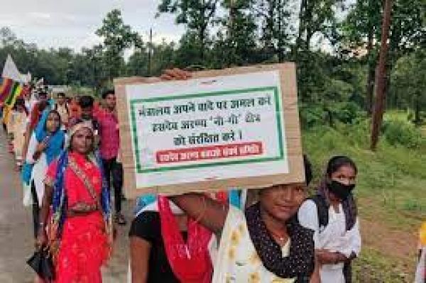 कोयले के लिए हसदेव अरण्य में काटे जा सकते हैं साढ़े चार लाख पेड़, रात-दिन जागकर पेड़ों की रक्षा कर रहे हैं आदिवासी