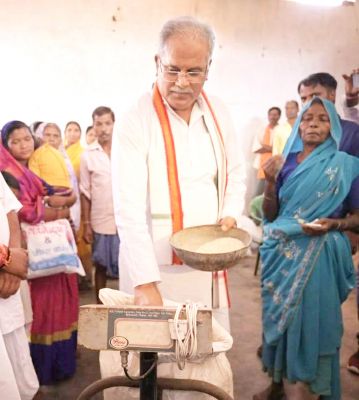 एक्शन में भूपेश, बीपीएल सूची में नाम काटा, सीएमओ सस्पेंड