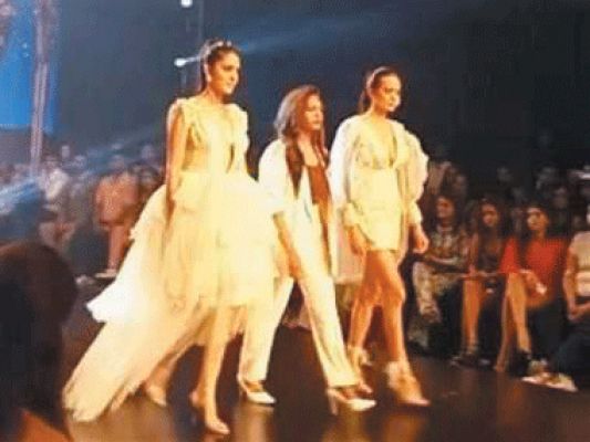 मुंबई में माडलों ने महासमुंद की बेटी के डिजाइन किए कपड़े पहने