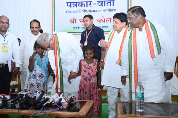 अनति देवी के नेत्रहीन बच्चों का अच्छे अस्पताल में इलाज कराया जाएगा- सीएम