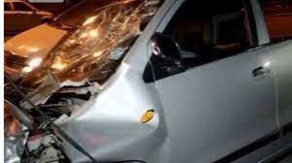 बेकाबू कार खंभे से जा टकरायी : सात मौतें, तीन घायल