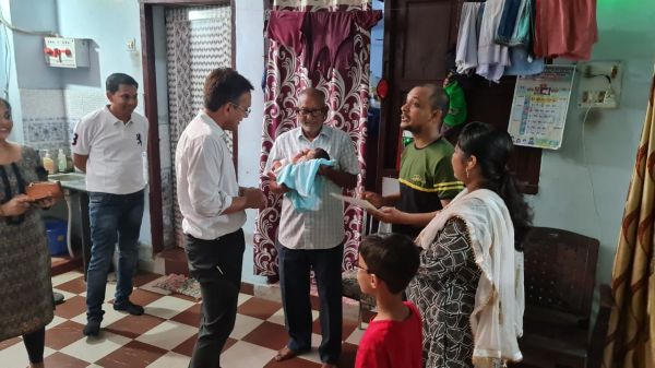 मितान बन रायपुर कलेक्टर ने नवजात का  जन्म,  जाति और निवास  प्रमाणपत्र घर बैठे मिला पिता को