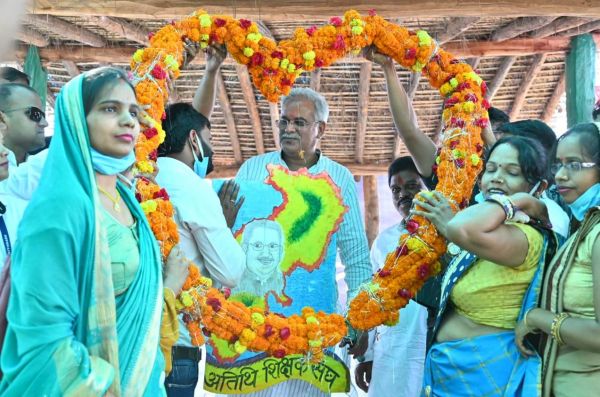 ‘भेंट-मुलाकात अभियान‘: बिहारपुर में ग्रामीणों के आग्रह पर लगी सौगातों की झडी