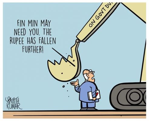 डॉलर के सामने गिरता रुपया, आम लोगों की जेब पर क्या होगा असर