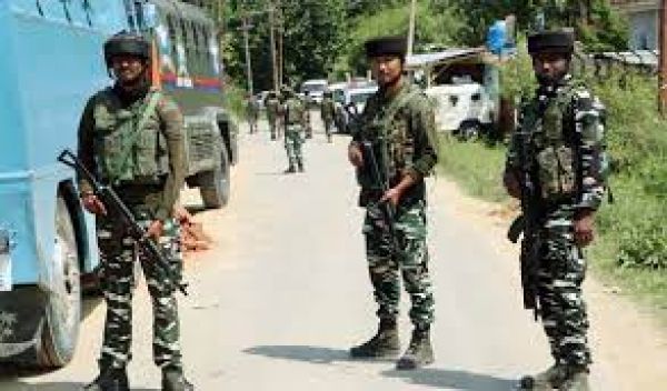 जम्मू-कश्मीर के पुलवामा में आतंकवादियों ने एक पुलिसकर्मी की हत्या की