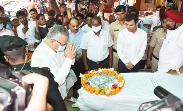 दिवंगत पायलटों को श्रद्धांजलि देने तांता