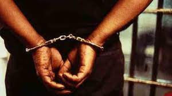 दूसरे की जगह परीक्षा देने आये दो लोगों को पुलिस ने गिरफ्तार किया