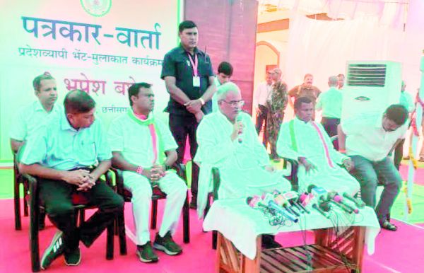 ‘देश के संविधान को नहीं मानते बीजेपी और नक्सली’