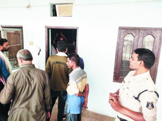 लाइन अटैच पुलिस अफसर ने बार में लगाई फांसी, जांच 