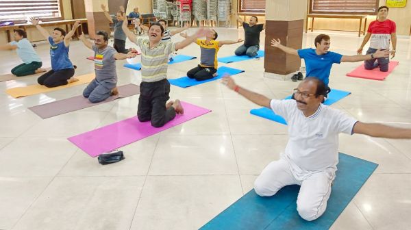 व्यापारियों में योग चेतना जगाने चेम्बर में शिविर