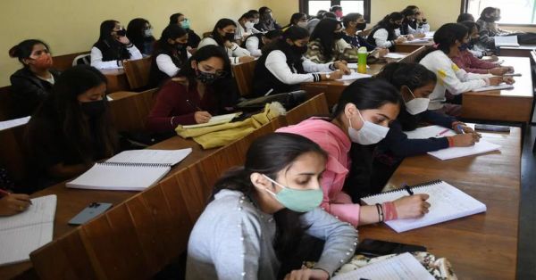 किसकी हिम्मत, जो अंग्रेजी को हटाए?