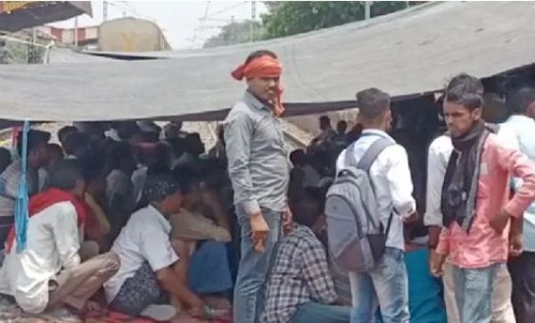 लखीसराय के बड़हिया स्टेशन की पटरी पर जमे प्रदर्शनकारी, 56 से अधिक ट्रेनों का रूट डायवर्ट, 30 रद्द