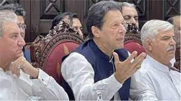 पाकिस्तान के पीएम शहबाज़ शरीफ़ ने क्यों कहा- इमरान ख़ान को ये देश कॉलर से पकड़ेगा