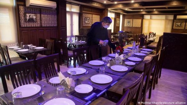 जानिए आपको रेस्तरां में सर्विस चार्ज देना चाहिए या नहीं