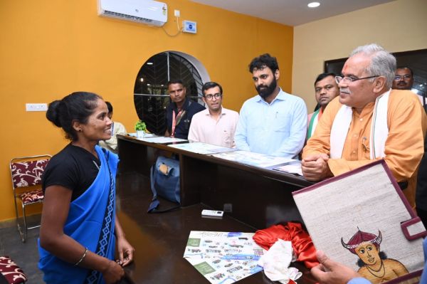 कभी नक्सली थी दसमी, अब रिसोर्ट में बनी रिसेप्शनिस्ट