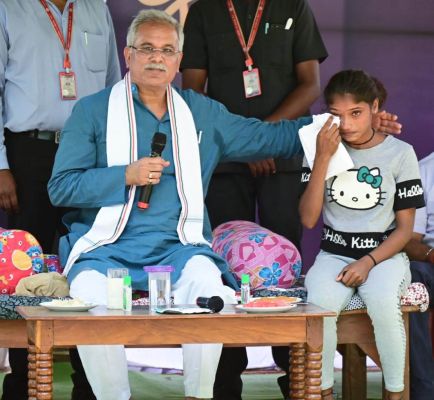 सीएम ने पोछेे लोकेश्वरी के आंसू, तीन लाख सहायता की घोषणा