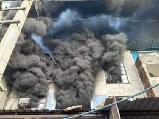 दिल्ली में धमाके के बाद इमारत के दो तल ढहे, एक घायल