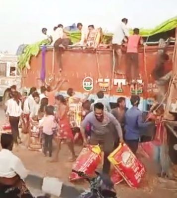 तीन ट्रकों में भिड़ंत, एक में भरे भुने चने की मची लूट