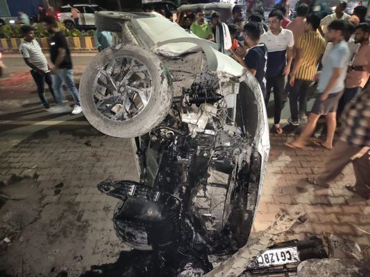 दूसरी कार को ठोकर मारकर भाग रहे थे, बर्निंग कार हादसा