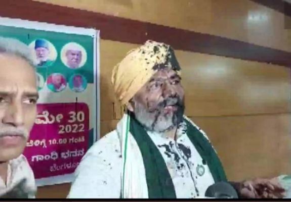 बेंगलुरु में किसान नेता राकेश टिकैत पर काली स्याही फेंकी गयी