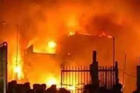 ओमाहा रासायनिक कंपनी में आग लगने के बाद निवासियों को सुरक्षित स्थान ले जाया गया