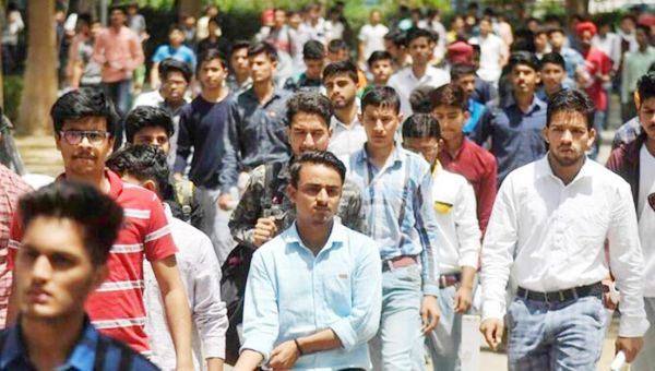 ‘छत्तीसगढ़’ का संपादकीय :  घटती सरकारी नौकरियां क्या सचमुच बुरी बात है?