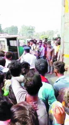 रेत भरे हाईवा ने आंगनबाड़ी पढऩे जा रहे बच्चे को कुचला, चक्काजाम