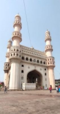 विवाद के बीच कांग्रेस नेताओं ने चारमीनार मंदिर में की पूजा