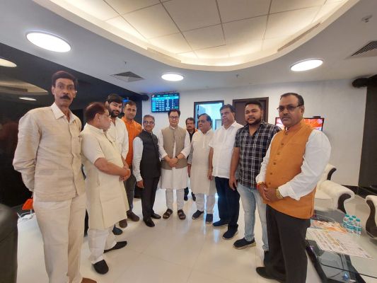 तीन केन्द्रीय मंत्री पहुंचे, स्वागत