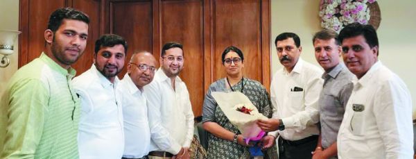 पारवानी के नेतृत्व में केन्द्रीय मंत्री ईरानी से चेम्बर पदाधिकारियों की सौजन्य भेंट