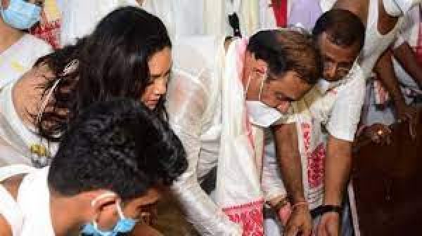 असम:'पीपीई किट घोटाला' जिससे जोड़ा जा रहा सीएम हिमंत बिस्वा सरमा की पत्नी का नाम
