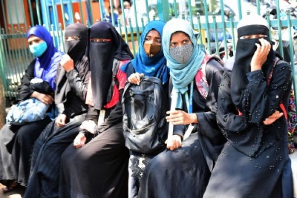 कर्नाटक की 24 छात्राओं को हिजाब पहनने पर कक्षाओं में भाग लेने से किया गया प्रतिबंधित