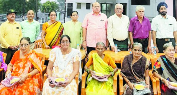 आनंद आश्रम में जरूरतमंदों को चरामेति फाउंडेशन ने दिए वस्त्र