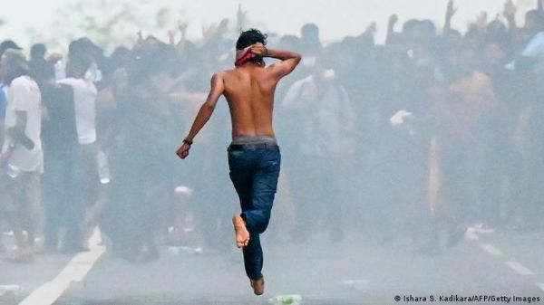 श्रीलंका के युवा प्रदर्शनकारी पारंपरिक राजनीति से क्यों खफा हैं?